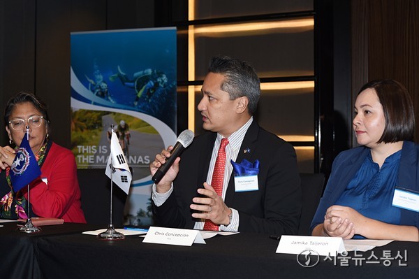 26일 오후 JW메리어트 동대문 스퀘어 서울에서 열린 ‘마리아나 데이’ 기자회견에서 글로리아 카바나 마리아나관광청 이사회 의장이 ‘카메라로 담을 수 없는’ 사이판 자연의 아름다움에 대해 발표했다. 북마리아나 제도는 사이판, 티니안, 로타 등 14개의 섬으로 구성된 태평양의 대표적 휴양지이다. 이날 마리아나관광청은 배우 유이를 스포츠 홍보대사로 위촉했다. 크리스토퍼 A. 컨셉시온 마리아나관광청장(가운데)이 기자들의 질문에 답변하고 있다. 2025.02.26. 사진 이민희 기자 