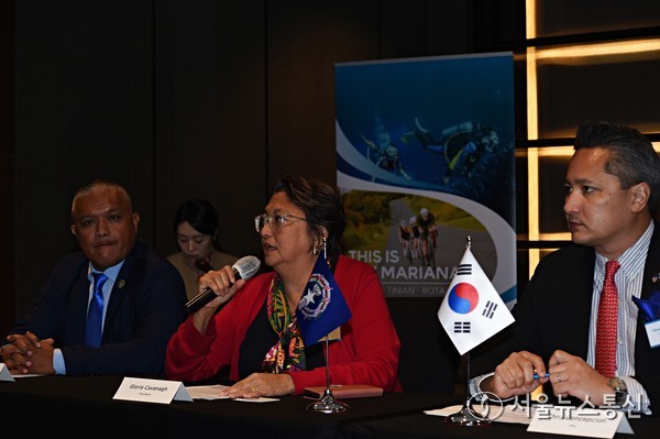 26일 오후 JW메리어트 동대문 스퀘어 서울에서 열린 ‘마리아나 데이’ 기자회견에서 글로리아 카바나 마리아나관광청 이사회 의장(가운데)이 ‘카메라로 담을 수 없는’ 사이판 자연의 아름다움에 대해 말하고 있다. 북마리아나 제도는 사이판, 티니안, 로타 등 14개의 섬으로 구성된 태평양의 대표적 휴양지이다. 이날 마리아나관광청은 배우 유이를 스포츠 홍보대사로 위촉했다. 2025.02.26. 사진 이민희 기자 