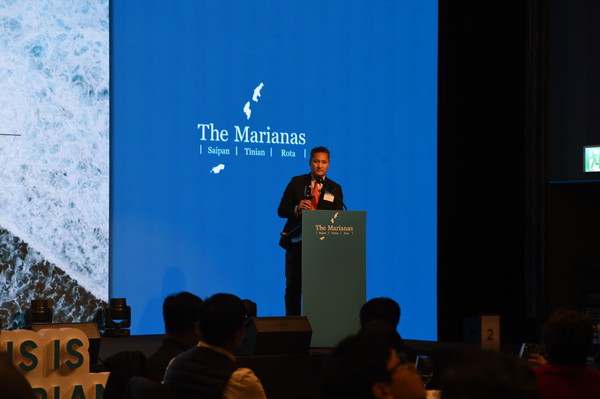 26일 오후 JW메리어트 동대문 스퀘어 서울에서 열린 ‘마리아나 데이’ 기자회견에서 글로리아 카바나 마리아나관광청 이사회 의장이 ‘카메라로 담을 수 없는’ 사이판 자연의 아름다움에 대해 발표했다. 북마리아나 제도는 사이판, 티니안, 로타 등 14개의 섬으로 구성된 태평양의 대표적 휴양지이다. 이날 마리아나관광청은 배우 유이를 스포츠 홍보대사로 위촉했다. 크리스토퍼 A. 컨셉시온 마리아나관광청장(가운데)이 리셉션 행사에서 건배 제의를 하고 있다. 2025.02.26. 사진 이민희 기자