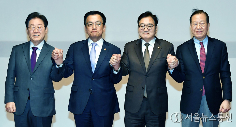 20일 오후 서울 여의도 국회 사랑재에서 열린 여야정 국정협의회에서 참석자들이 기념사진을 찍고 있다. 왼쪽부터 이재명 더불어민주당 대표, 최상목 대통령 권한대행 부총리 겸 기획재정부 장관, 우원식 국회의장, 권영세 국민의힘 비대위원장. (2025.02.20) / 사진 = 서울뉴스통신 신현성 기자