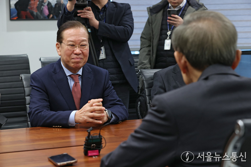 권영세 국민의힘 비상대책위원장이 27일 서울 서초구 재단법인 청계에서 이명박 전 대통령을 예방, 기념촬영을 하고 있다. (2025.02.27) / 사진 = 국민의힘 제공