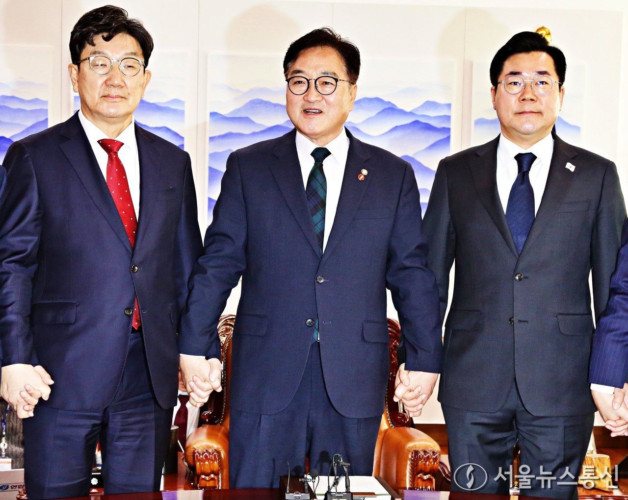 우원식 국회의장과 권성동 국민의힘 당 대표 권한대행 겸 원내대표, 박찬대 더불어민주당 원내대표를 비롯한 양당원내수서부대표가 23일 오전 서울 여의도 국회 의장실에서 열린 국회의장 주재 여야 원내대표 회동를 하고 있다. (2024.12.23) / 사진 = 서울뉴스통신 신현성 기자