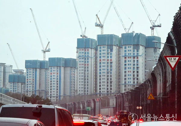 부동산 경기 침체와 고금리 기조 장기화, 미분양 주택 증가, 공사비 급등 등으로 건설업계의 자금 압박이 심해지면서 건설사들이 줄도산할 수 있다는 위기감이 커지고 있다. 사진은 서울의 한 공사 중인 아파트 현장 모습. (2024.03.02) / 사진 = 서울뉴스통신 최정인 기자