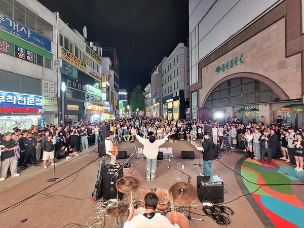 국내·외 청년예술가 대상 공개모집으로 42팀을 선발하며, 선발된 팀에게는 동성로 일원에서 연중 3회의 공연 기회 제공, 교류활동 및 참가 지원금 등이 지원된다.