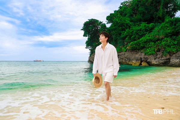필리핀의 새 관광 홍보대사가 된 배우 서인국이 필리핀 보라카이 해변을 걷고 있다./필리핀관광부 