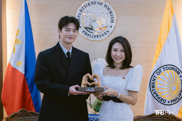 배우 서인국과 크리스티나 가르시아 프라스코 필리핀관광부장관(오른쪽)이 기념촬영하고 있다.  