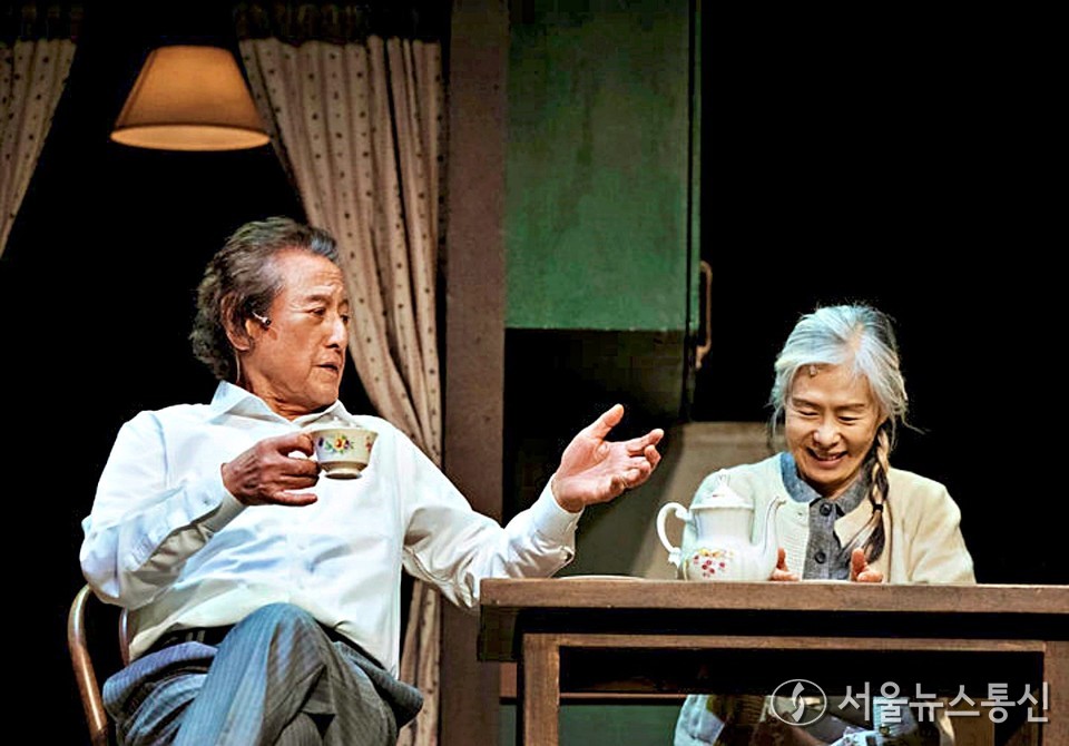 연극 '세일즈맨의 죽음' 공연 장면. / 사진 = (유)쇼앤텔플레이, (주)T2N 미디어 제공