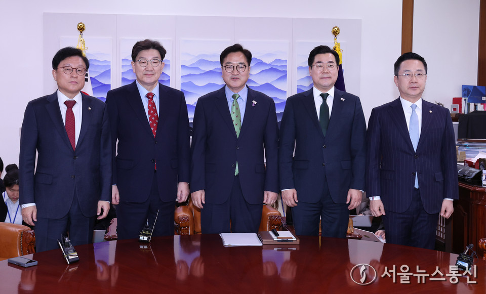 우원식 국회의장과 양당 원내대표가 4일 오후 서울 여의도 국회에서 의장 주재로 열린 원내대표 회동에서 기념촬영을 하고 있다. 왼쪽부터 박형수 국민의힘 원내수석부대표, 권성동 국민의힘 원내대표와 우 의장, 박찬대 더불어민주당 원내대표, 박성준 더불어민주당 원내수석부대표. (2025.03.04) / 사진 = 서울뉴스통신 이민희 기자