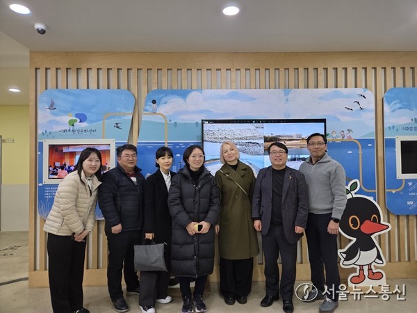 유네스코 워터패밀리 관계자들이 시화호 환경문화센터에서 논의 후 기념촬영하고 있다.(사진=시흥시)