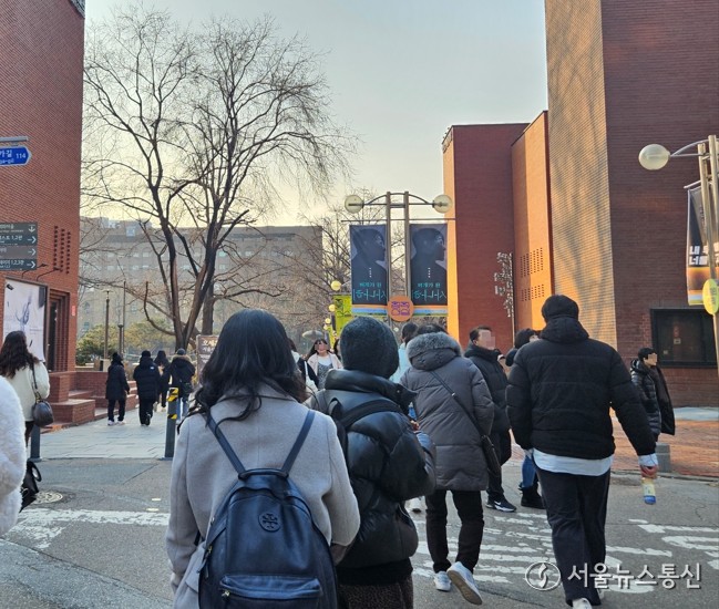 대학로 마로니에 공원에서 이동하는 시민들 모습. (2025.01.12) / 사진 = 서울뉴스통신 송경신 기자