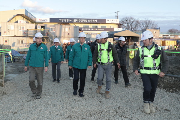 이동환 고양시장이 고양 장항 M-1블럭 주상복합 신축공사현장을 방문했다 / 사진 = 고양시