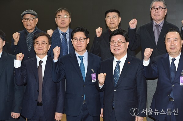 ‘한국양돈산업 소모성 질환의 효율적 집단면역 방안 토론회’가 7일 오전 10시 국회의원회관 제1소회의실에서 개최됐다. 이번 토론회는 국회 농림축산식품해양수산위원회 김상욱 국회의원(국민의힘, 울산 남구갑) 주최로 (사)한국언론사협회, 제이비바이오텍 중앙기술연구소가 공동 주관했다. 박현식 제이비바이오텍 대표와 주동담 한국언론사협회장 등 관계자들이 기념촬영하고 있다. 2025.03.07. nimini73@daum.net 사진 신현성 기자