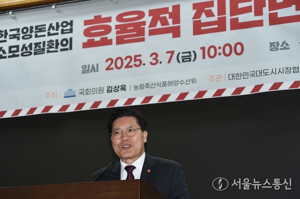 송석준(국민의힘·경기 이천)의원은 직접 축사를 통해 우리사회에서 새로운 백신 체계가 개발되기를 원했는데, 앞으로 널리 보급돼서 농가들을 비롯 축산농가들 바탕이 되길 바란다고 밝혔다. 송 의원은 국제사회에서 연구성과가 널리 알려져 한국의 축산업 경쟁력이 세계시장에서 통하길 기대한다고 덧붙였다. 송 의원은 그 성과들이 실질적으로 뿌리내리도록 국회 차원에서 도와드리겠다고 축사를 마쳤다. /사진 이민희 기자 