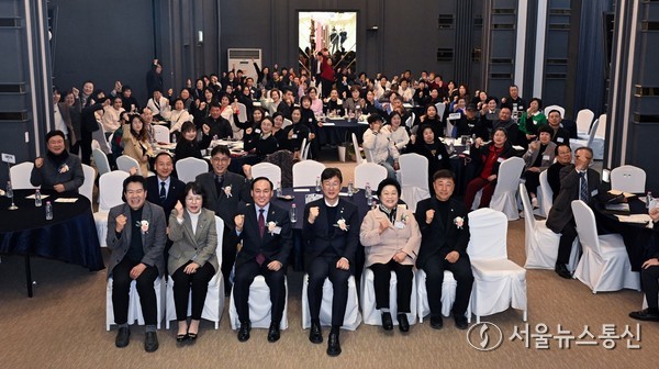 이민근 안산시장(앞줄 오른쪽 세번째)이 한국외식업중앙회 정기총회에 참석한 회원들과 기념촬영하고 있다. (사진=안산시)