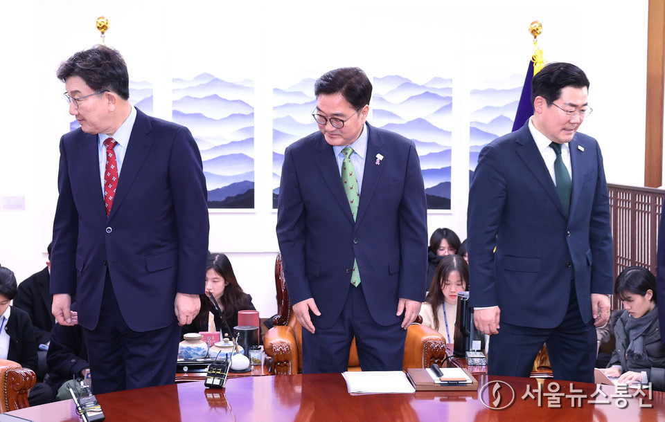 권성동 국민의힘 원내대표(왼쪽부터)와 우원식 국회의장, 박찬대 더불어민주당 원내대표가 4일 오후 서울 여의도 국회에서 열린 국회의장 주재 여야 원내대표 회동에 참석해 기념촬영을 마치고 각자 자리로 향하고 있다. (2025.03.04) / 사진 = 서울뉴스통신 이민희 기자