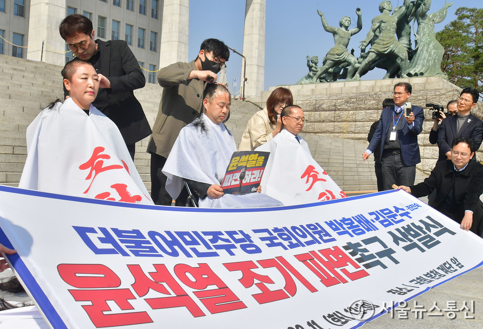 전진숙(왼쪽부터), 박홍배, 김문수 더불어민주당 의원이 11일 오후 서울 여의도 국회 본청 계단 앞에서 헌법재판소의 윤석열 대통령에 대한 조기 파면 결정을 촉구하며 삭발하고 있다. (2025.03.11) / 사진 = 서울뉴스통신 이창호 기자