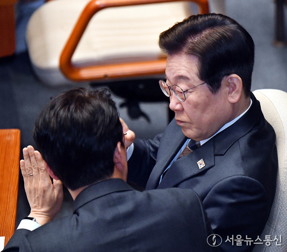 이재명 더불어민주당 대표가 13일 오후 서울 여의도 국회에서 열린 제423회 국회(임시회) 제1차 본회의에서 김민석 최고위원과 대화하고 있다. (2025.03.13) / 사진 = 서울뉴스통신 신현성 기자