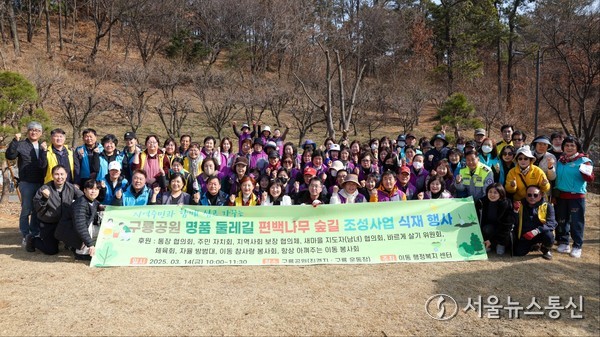 안산시의회 박태순 의장과 현옥순 의회운영부위원장이 14일 상록구 이동 구룡공원에서 열린 구룡공원 명품 둘레길 편백나무 숲길 식재 행사에 참석해 주민들과 기념촬영하고 있다. (사진=안산시의회)