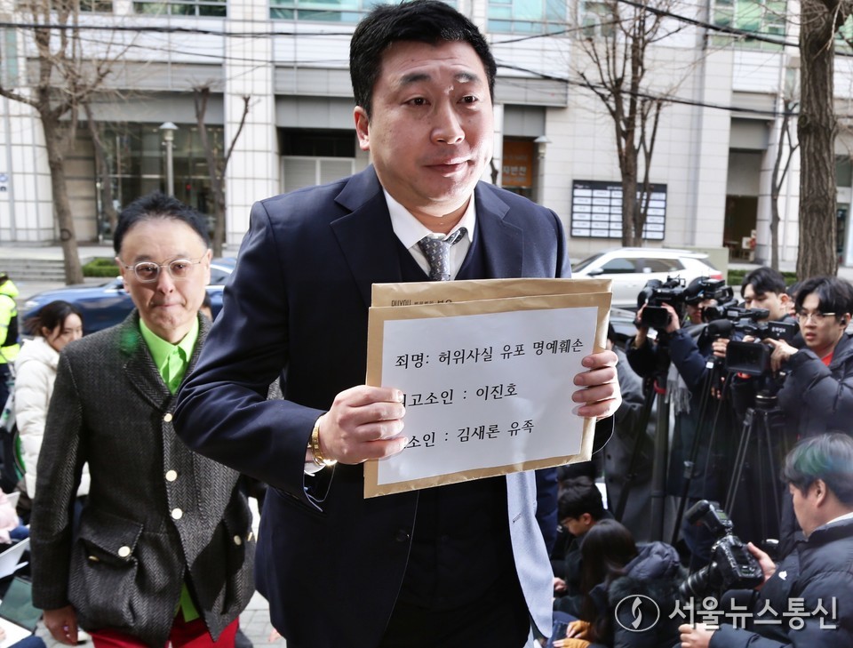 고(故) 김새론 유족 측 법률대리인 부지석 변호사 17일 오후 서울 종로구 서울경찰청 민원실에서 유튜버 이진호에 대한 고소장 접수를 위해 이동하고 있다.. (2025.03.17) / 사진 = 서울뉴스통신 이성현 기자