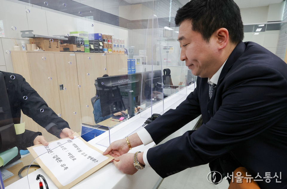 고 김새론 유족 측 법률대리인 부지석 변호사가 17일 서울경찰청 앞에서 유튜버 이진호 고소 기자회견을 마친 뒤 고소장을 제출하고 있다. (2025.03.17) / 사진 = 공동취재