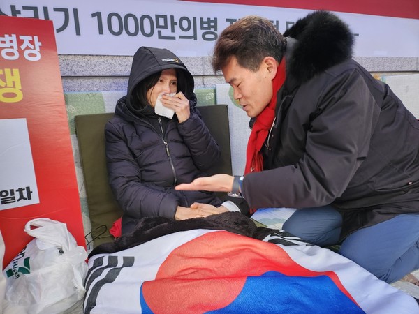 전한길 한국사 1타 강사가 단식투쟁중인 윤경숙 의병장을 찾아 위로를 전하고 있다.