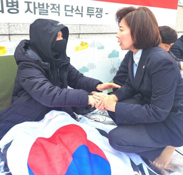 나경원 의원이 단식투쟁 8일차인 윤경숙 의병장을 찾아 위로를 전하고 있다. 