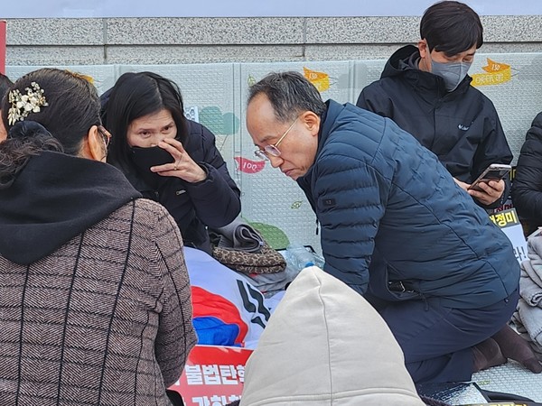 추경호 의원이 단식투쟁 8일차인 윤경숙 의병장을 찾아 위로를 전하고 있다. 