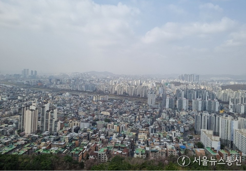 ​건설 경기 침체와 공사비 급등으로 원가 부담이 커진 가운데 준공 후 미분양까지 증가하면서 지방 중소·중견 건설사들이 자금난에 허덕이고 있다. (아파트 전경) / 사진 = 서울뉴스통신 DB(아파트 전경) / 사진 = 서울뉴스통신 DB