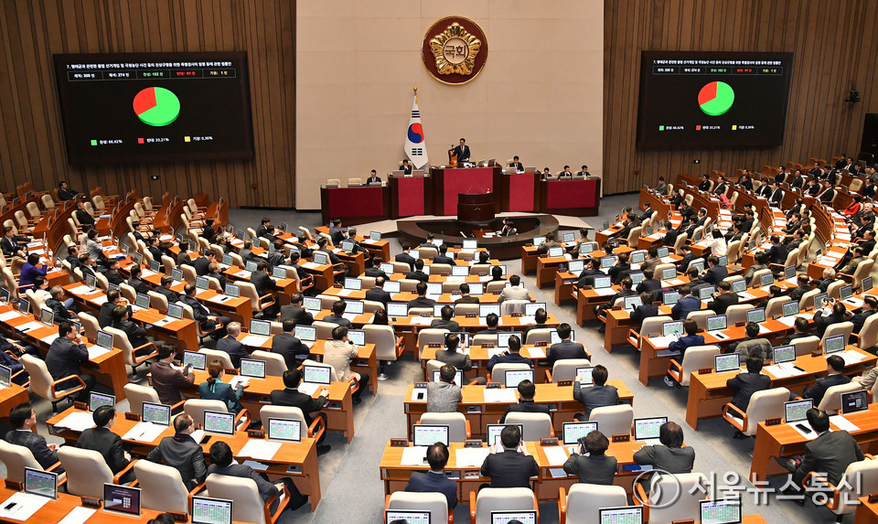 우원식 국회의장이 27일 오후 서울 여의도 국회에서 열린 제422회 국회(임시회) 제7차 본회의에서 방송통신위원회의설치및운영에관한법률일부개정법률안 가결을 선포하며 의사봉을 두드리고 있다. (2025.02.27) / 사진 = 서울뉴스통신 이민희 기자