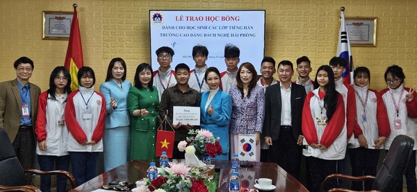 명예교수 위촉식후 학교관계자들, 한국학과학생들과 기념촬영