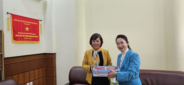 하이퐁시 방문 응우엔티비히동 외무국장과 기념촬영