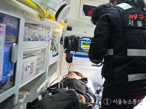 단식투쟁을 하며 윤석열 대통령 탄핵 반대 시위에 8일차에 접어든 윤경숙 나라 살리기 1000만 의병장이 17일 오후 3시경 응급실에 결국 실려갔다. /사진제공 '나라살리기 1000만 의병' 측.