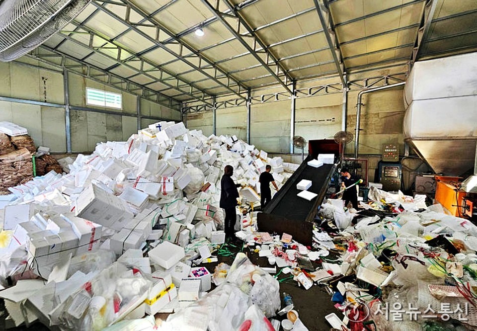 광주 북구 월출동 재활용선별장에서 수거해 온 일회용품 수거현황과 처리상황 등을 확인하고 있다. (2024.09.19) / 사진 = 광주 북구 제공