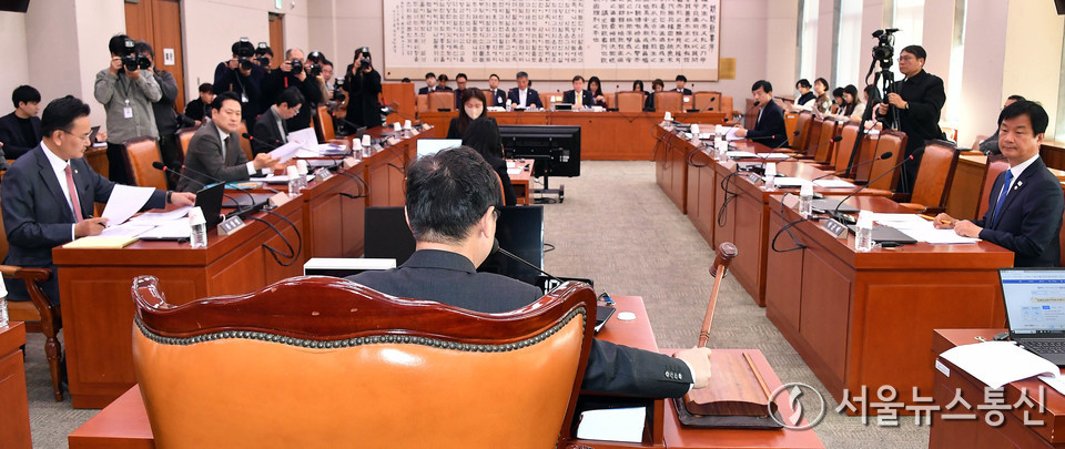 19일 오전 서울 여의도 국회에서 열린 법제사법위원회 법안심사제1소위원회에서 박범계 위원장이 의사봉을 두드리고 있다. (2025.03.19) / 사진 = 서울뉴스통신 이창호 기자