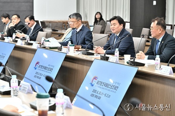 임병택 시흥시장이 ‘제17회 전국해양스포츠제전’ 추진위원회 회의에서 발언하며 대회 준비에 대한 논의를 진행하고 있다.(사진=시흥시)