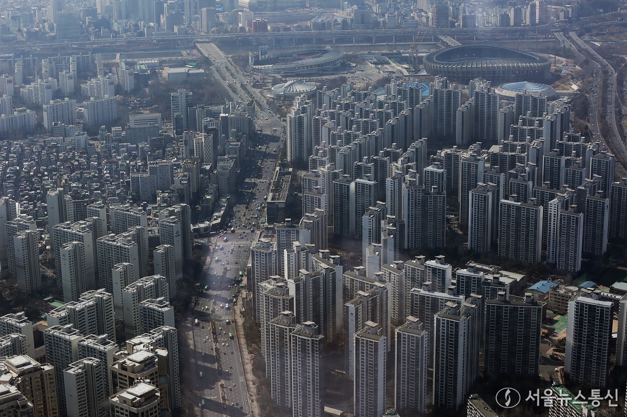 20일 오후 서울 송파구 롯데월드타워 전망대 서울스카이에서 내려다본 잠실동 아파트 전경. 2025.03.20/서울뉴스통신 이성현 기자 snakorea.rc@gmail.com