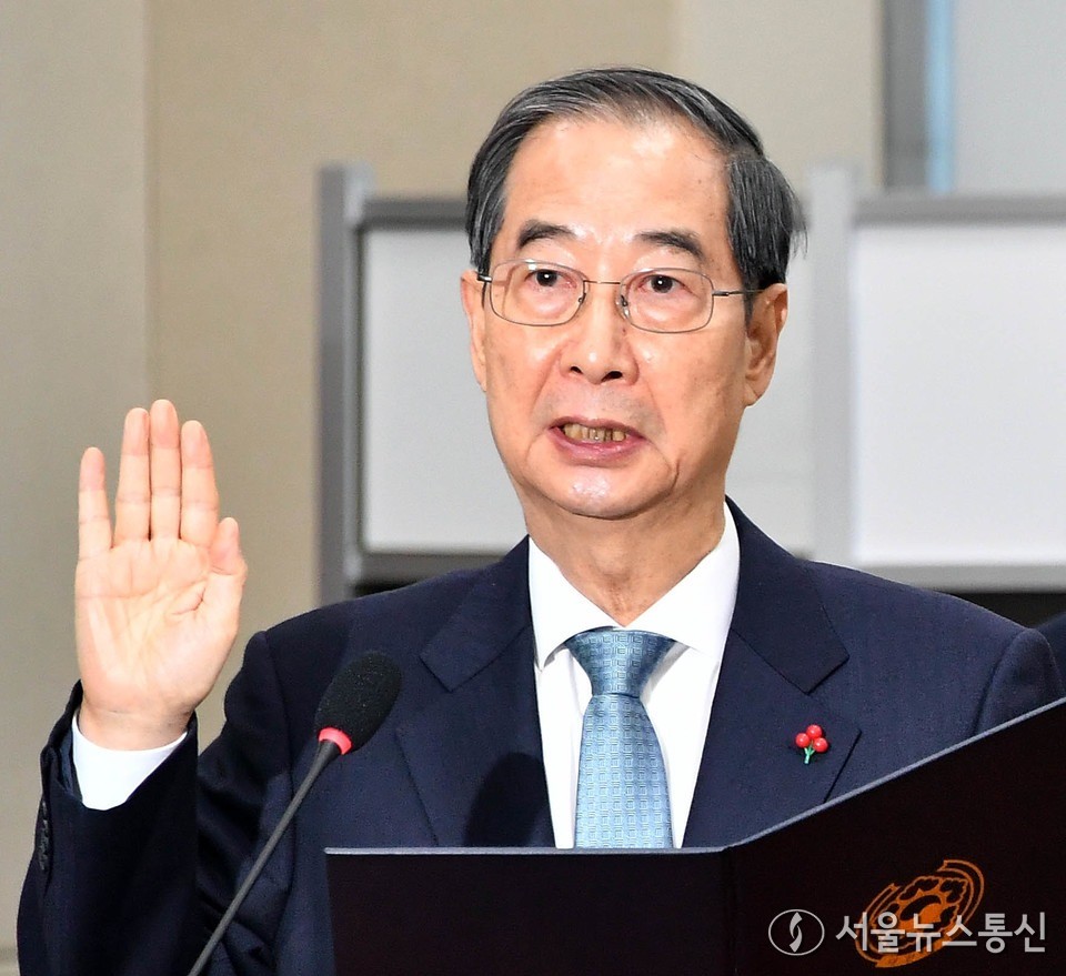 한덕수 국무총리가 15일 오전 서울 여의도 국회에서 열린 윤석열 정부의 비상계엄 선포를 통한 내란 혐의 진상규명 국정조사 특별위원회 제4차 전체회의에서 증인선서를 하고 있다. (2025.01.15) / 사진 = 서울뉴스통신 이창호 기자