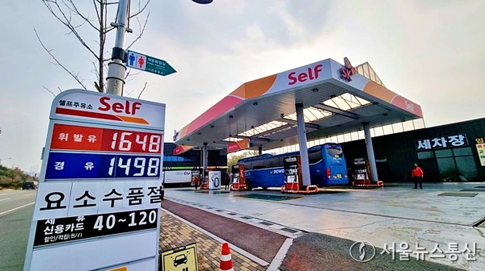 정부가 중국의 수출 제한으로 수급 불안이 발생했던 차량용 요소 수급을 위해 향후 연간 최대 70억원을 투입해 1년에 9만t을 확보할 계획이다. 사진은 수원화물자동차차고지공영주차장 인근 주유소에 요소수 품절을 알리는 팻말이 붙어있다. / 사진 = 서울뉴스통신 홍승혁 기자