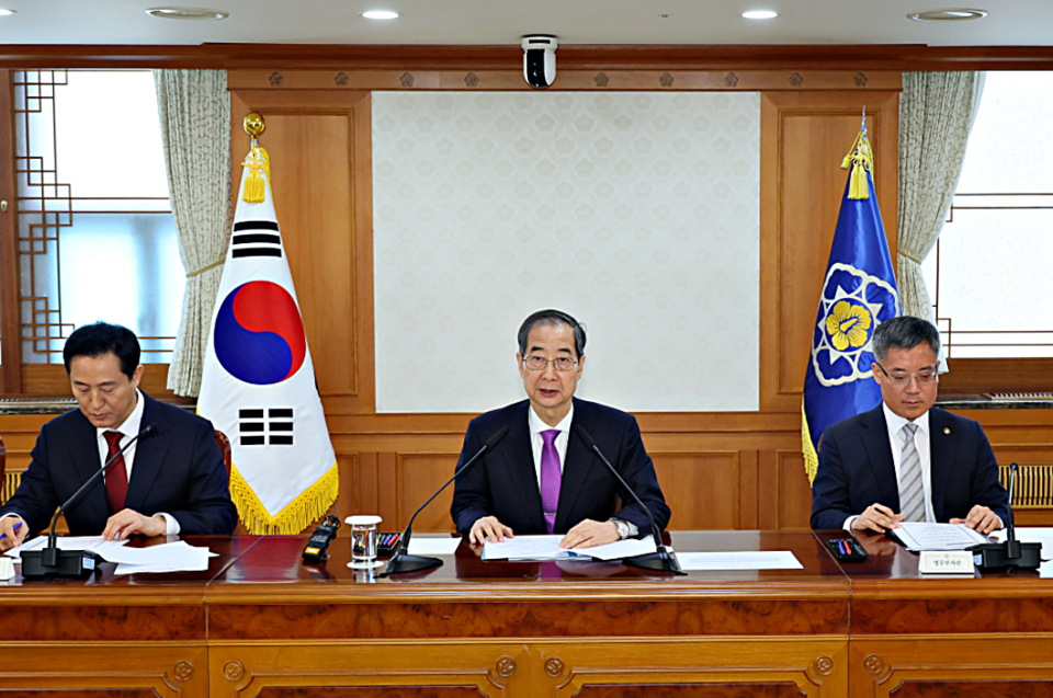 한덕수 대통령 권한대행 국무총리가 25일 정부서울청사에서 열린 치안관계 장관회의를 주재하고 있다. 왼쪽부터 오세훈 서울시장, 한 대통령 권한대행, 김석우 법무부 장관 직무대행. (2025.03.25) / 사진 = 총리실 제공