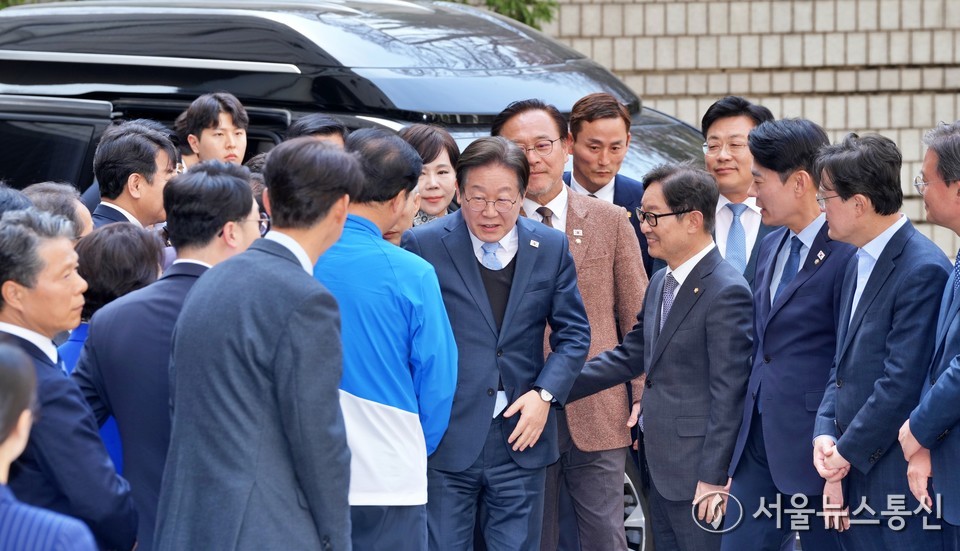 이재명 더불어민주당 대표가 26일 서울 서초구 서울고등법원에서 열린 공직선거법 위반 혐의 항소심 선고 공판에 출석하며 동료 의원들과 인사하고 있다. (2025.03.26) / 사진 = 서울뉴스통신 이성현 기자