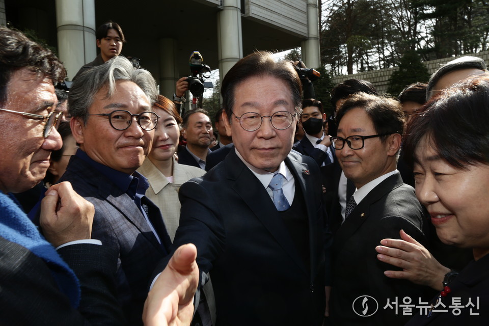 이재명 더불어민주당 대표가 26일 서울 서초구 서울고등법원에서 열린 공직선거법 위반 혐의 항소심 선고 공판에서 무죄를 선고받은 뒤 배웅 나온 의원들과 악수를 하고 있다. (2025.03.26) / 사진 = 서울뉴스통신 이성현 기자