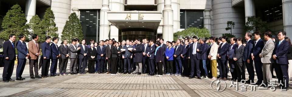 이재명 더불어민주당 대표가 26일 오후 서울 서초구 서울고등법원에서 열린 공직선거법 위반 사건 항소심에서 무죄를 선고받은 뒤 입장을 밝히고 있다. (2025.03.26) / 사진 = 서울뉴스통신 신현성 기자