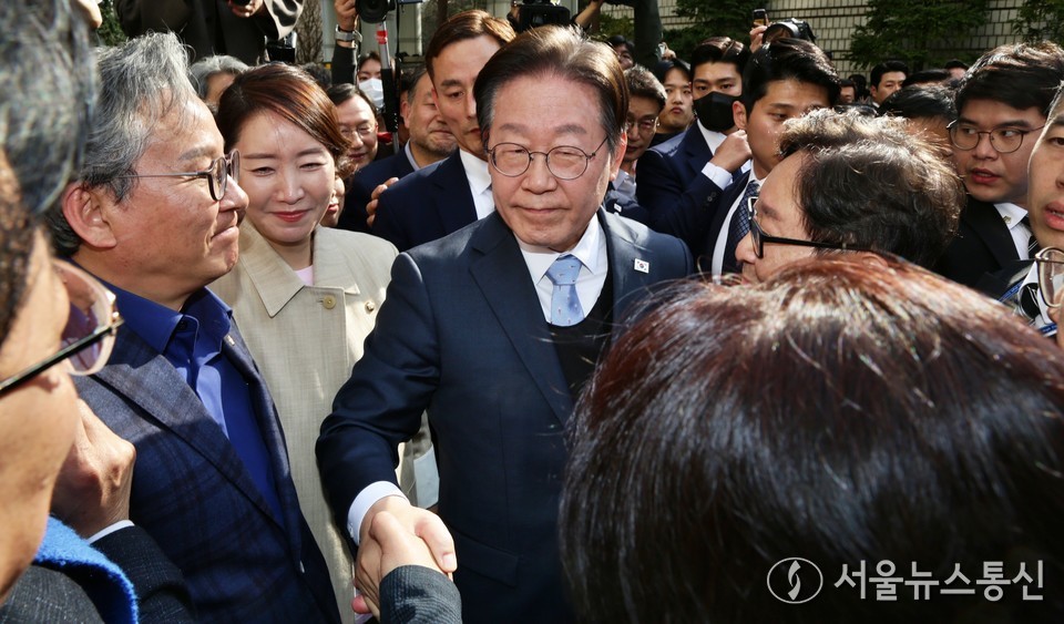 이재명 더불어민주당 대표가 26일 서울 서초구 서울고등법원에서 열린 공직선거법 위반 혐의 항소심 선고 공판에서 무죄를 선고받은 뒤 동료 의원들과 인사하고 있다. (2025.03.26) / 사진 = 서울뉴스통신 신현성 기자