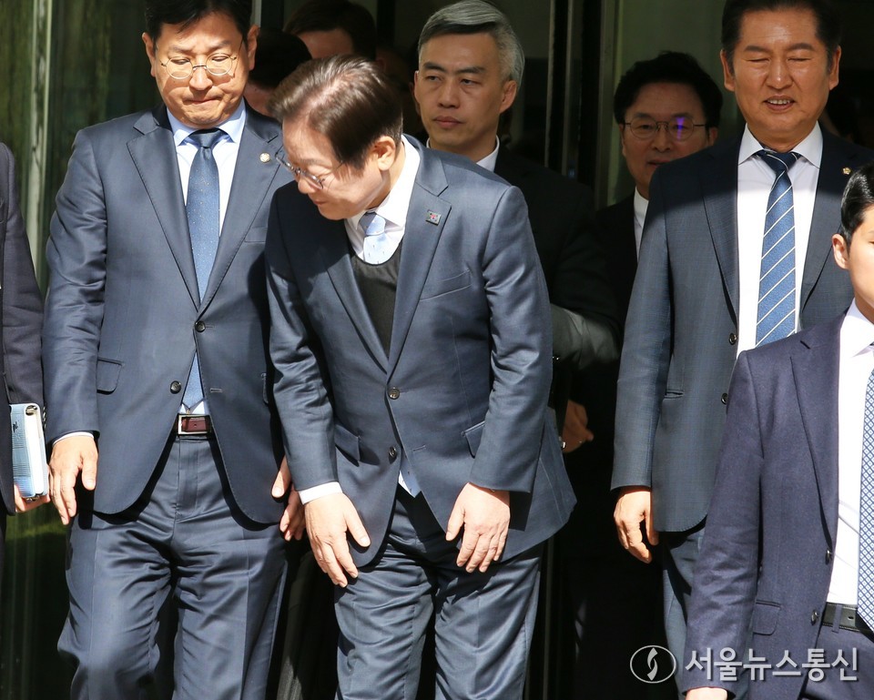 이재명 더불어민주당 대표가 26일 서울 서초구 서울고등법원에서 열린 공직선거법 위반 혐의 항소심 선고 공판에서 무죄를 선고받은 뒤 지지자들에게 인사하고 있다. (2025.03.26) / 사진 = 서울뉴스통신 신현성 기자