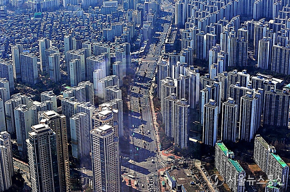 20일 오후 서울 송파구 롯데월드타워 전망대 서울스카이에서 내려다본 잠실 아파트 전경. (2025.03.20) / 사진 = 서울뉴스통신 이성현 기자