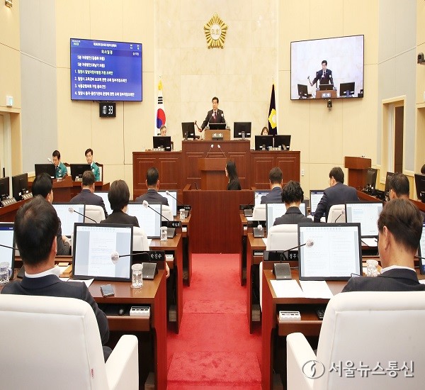 밀양시의회가 제262회 임시회 제2차 본회의에서 의안을 처리하고 있다.