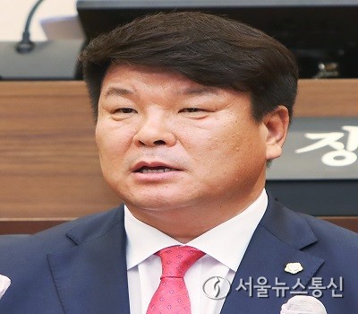 밀양시의회가 제262회 임시회 제2차 본회의에서 조영도 의원이 밀양시장에게 시정질문을 하고 있다.