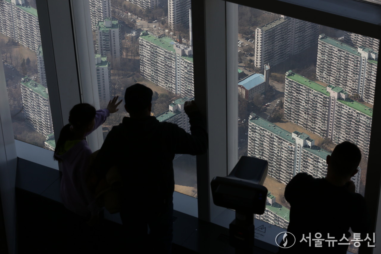 지난주 서울 강남3구(강남·서초·송파)와 용산구가 토지거래허가구역으로 묶인 이후 서울 집값 상승폭이 줄어든 것으로 나타났다. 20일 오후 서울 송파구 롯데월드타워 전망대 서울스카이에서 내려다본 아파트 전경. (2025.03.20) / 사진 = 서울뉴스통신 이성현 기자 