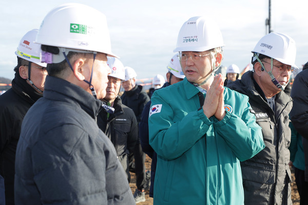 건설현장을 점검하고 있는 이동환 고양시장과 고양시 안전관리자문단 / 사진 = 고양시