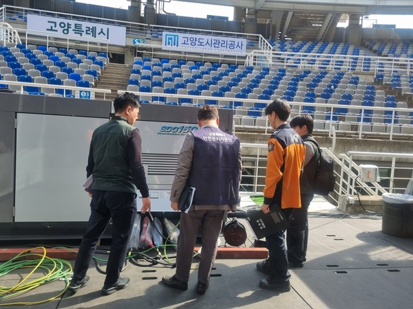 고양종합운동장 안전을 점검하는 고양시 안전관리자문단 / 사진 = 고양시